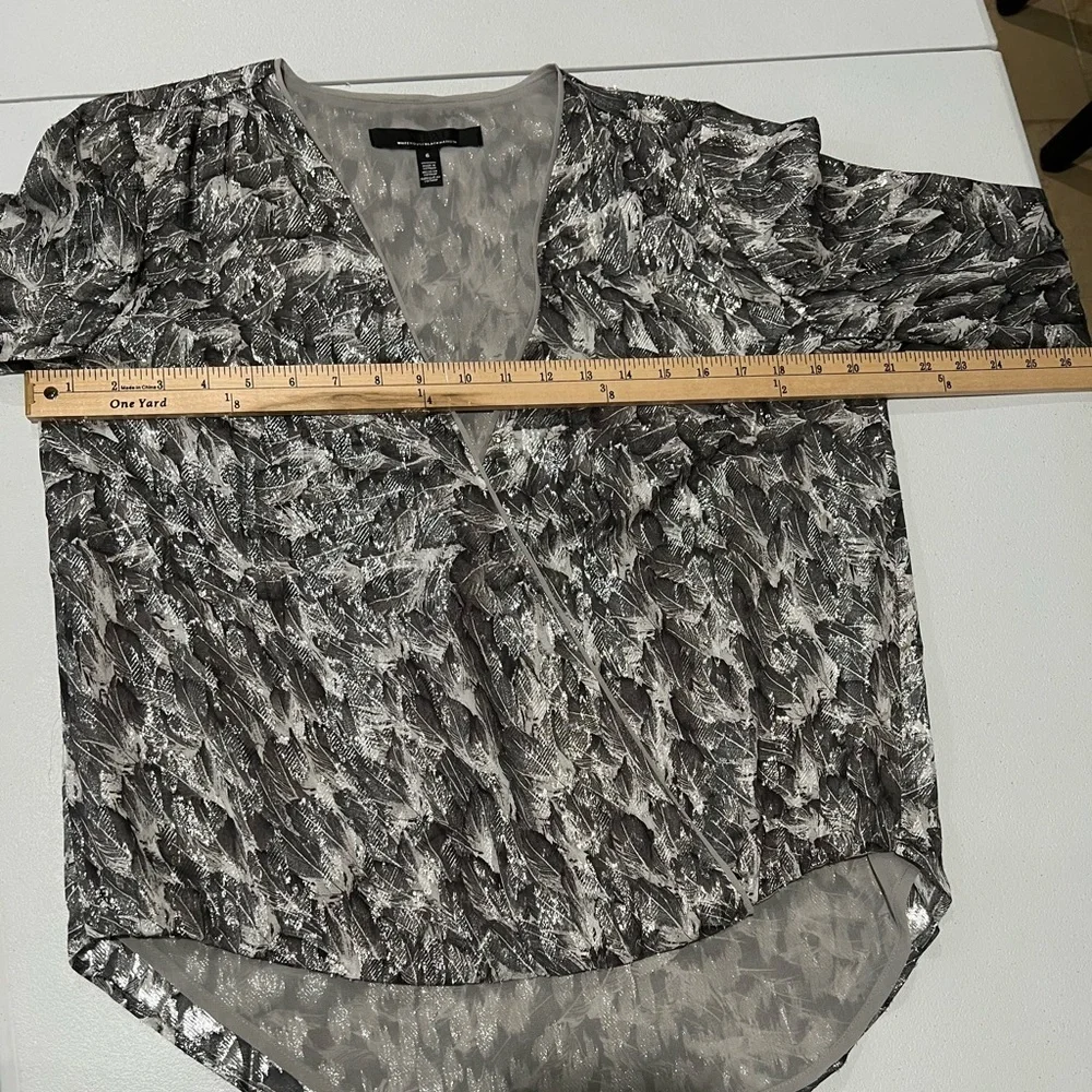WHBM Faux Metallic Top Womens Sz 6 Surplice Blouse Feathers print Bling Silver